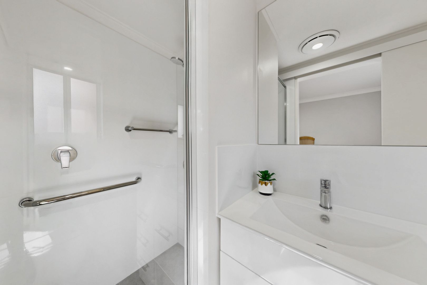Fully Renovated Ground Floor Serviced Apartment – Sunny North-Facing Balcony