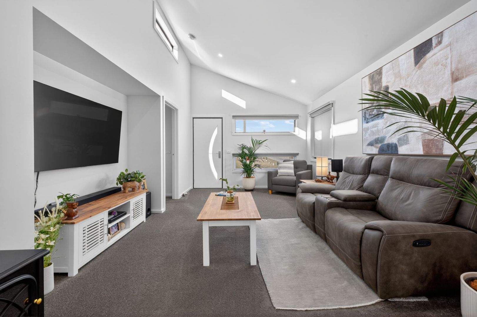 MODERN LIFESTYLE LIVING IN BROADLANDS VIEW VILLAGE