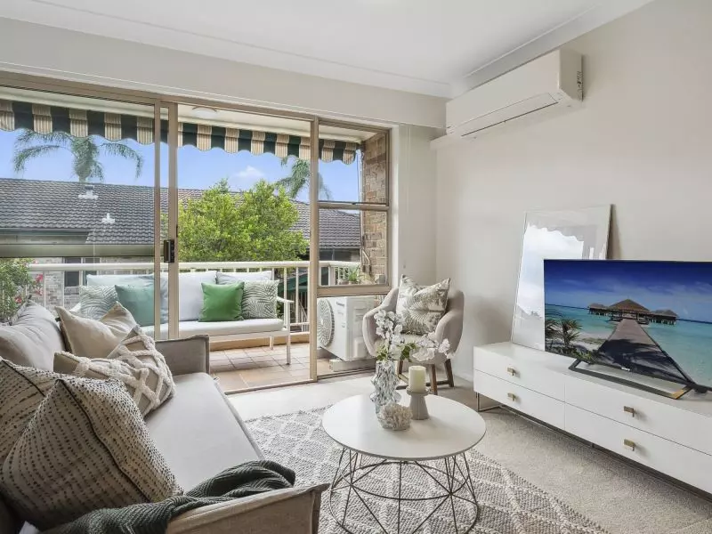 Light-filled apartment with a verdant view