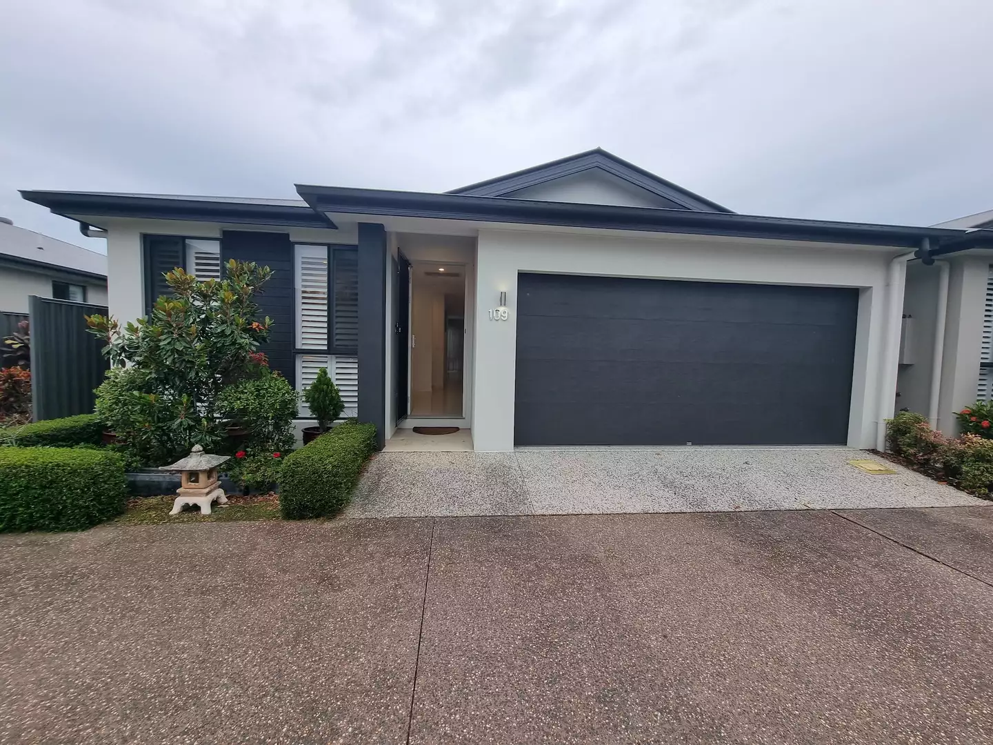 Where the Living is Easy… V109 Living Gems