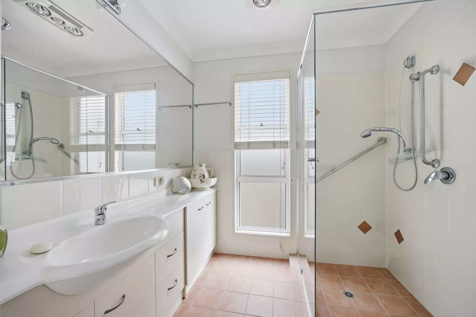 Sophisticated Lakefront Luxury