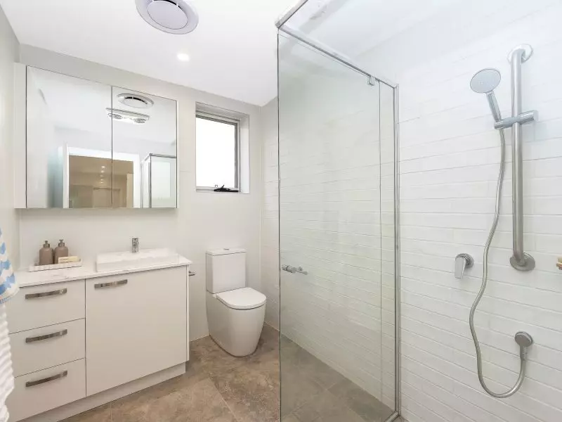 Elegant living by Shortland Waters golf course