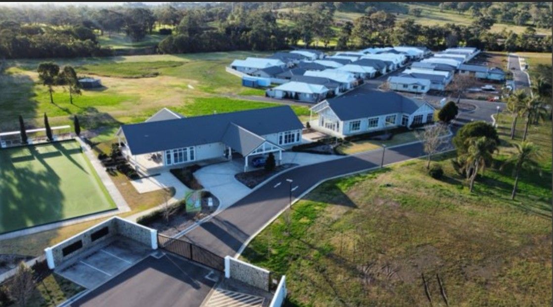 Effortless Living in a Convenient Location - Gated Community - Golf Course is your Neighbour