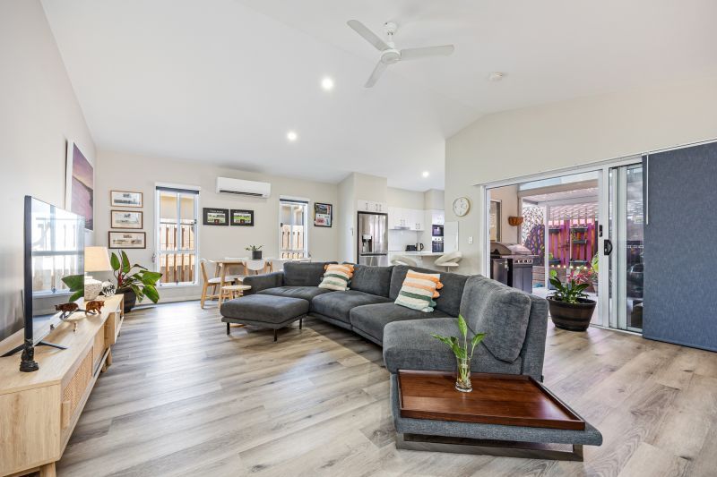 Attention Garden Lovers... Stylish Alfresco Living Awaits!