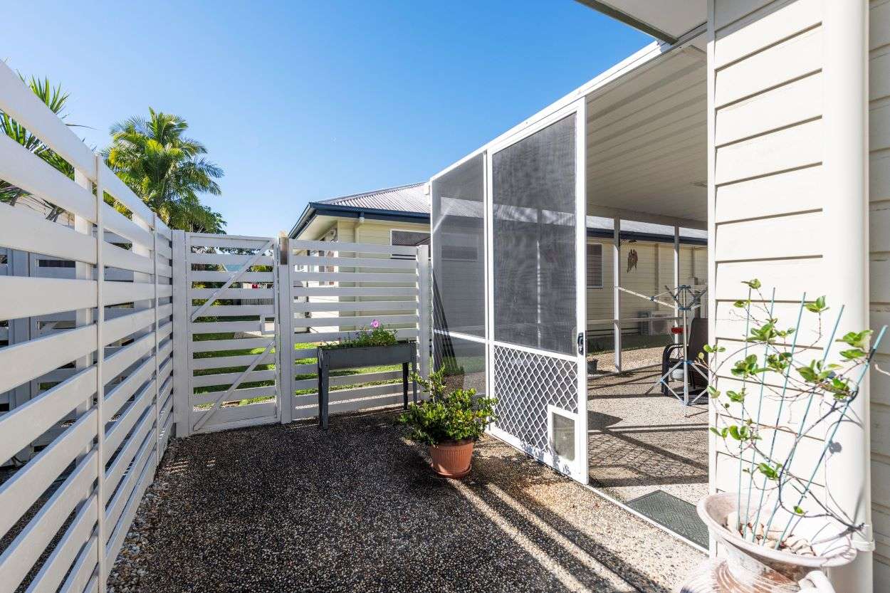 Home with Everything including a Double Garage - Palm Lake Yamba