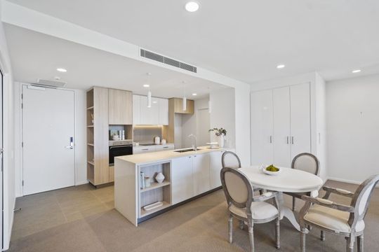 A beautiful ground floor unit with a large separate living and dining space. A unique opportunity having North, East and West aspects.