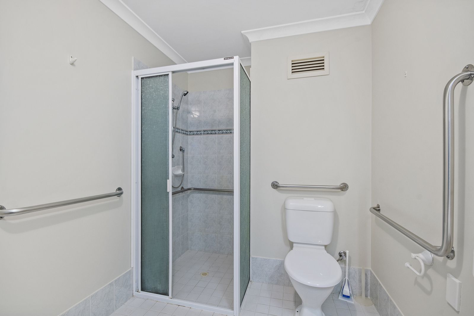 Light and bright first floor apartment overlooking gardens