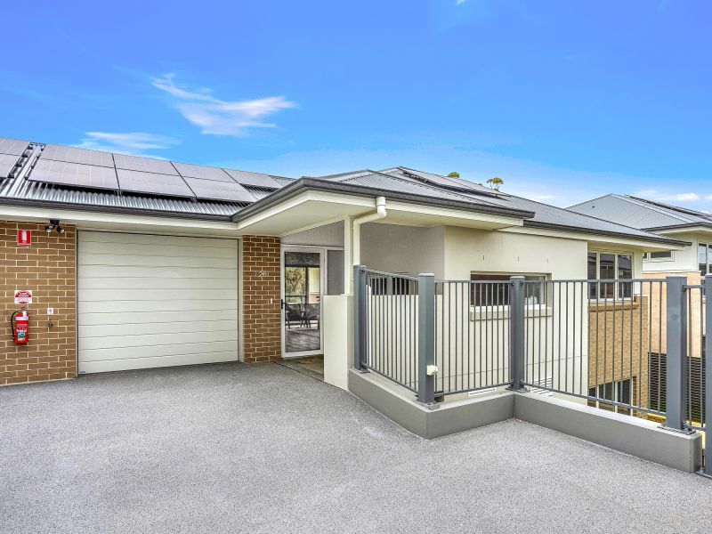 Stylish, single-level living with golf course views