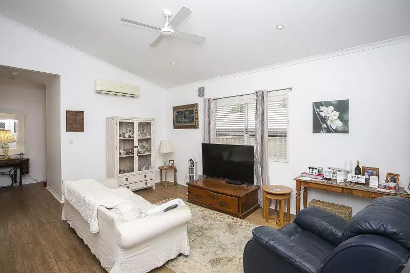 Light filled 2-bedroom home with outdoor entertaining deck