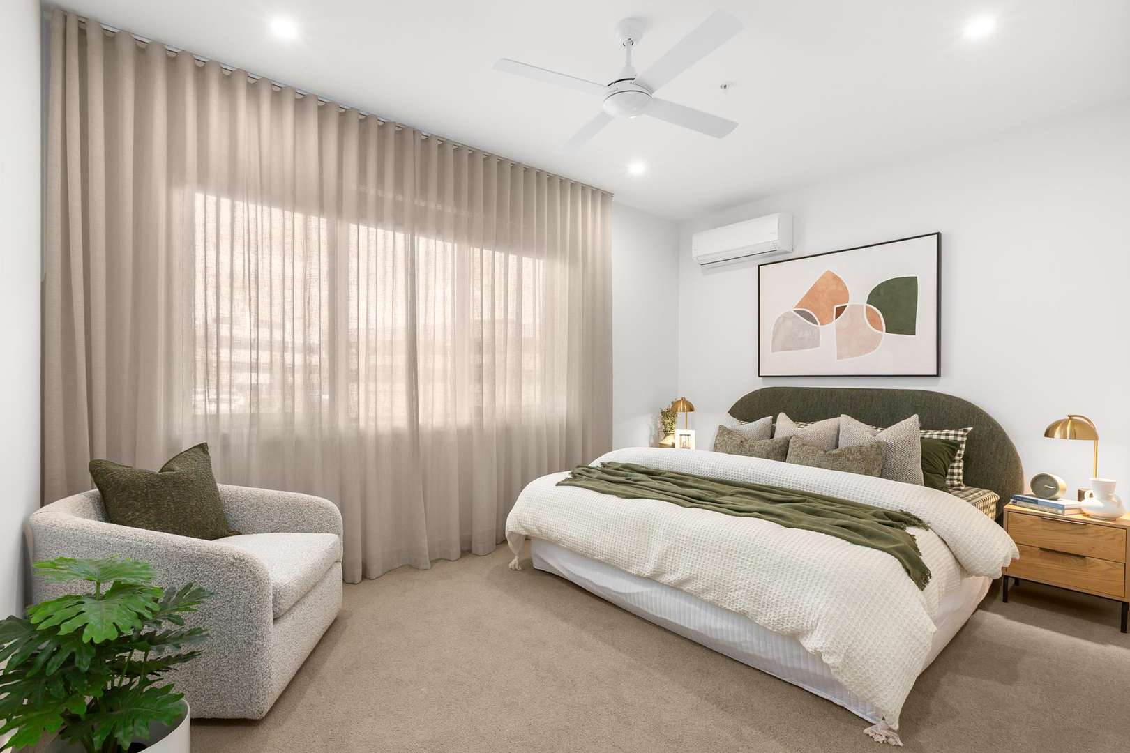 First-floor 2-bedroom corner apartment