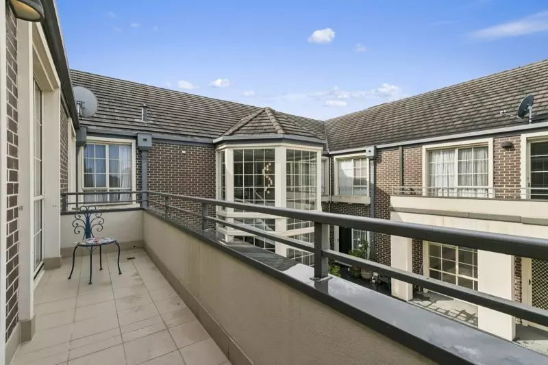 One-bedroom apartment with a large double balcony