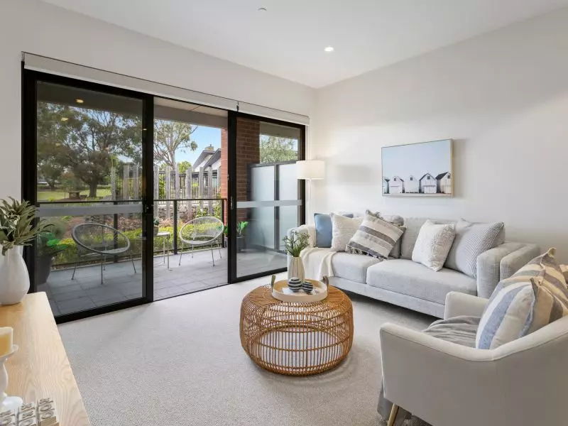 UNDER OFFER Light-filled ground floor apartment with lagoon views!