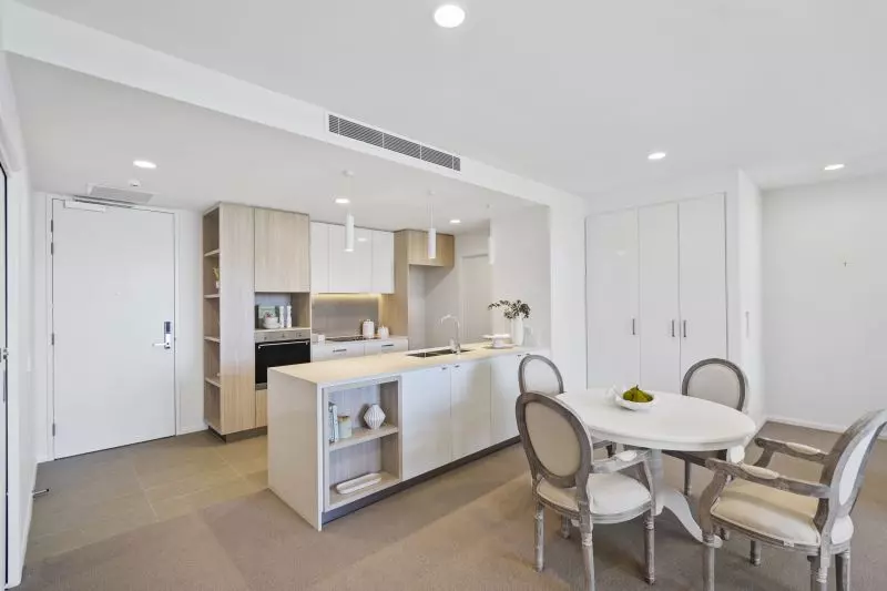 A beautiful ground floor unit with a large separate living and dining space. A unique opportunity having North, East and West aspects.