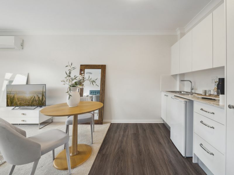 Light-filled apartment with a verdant view