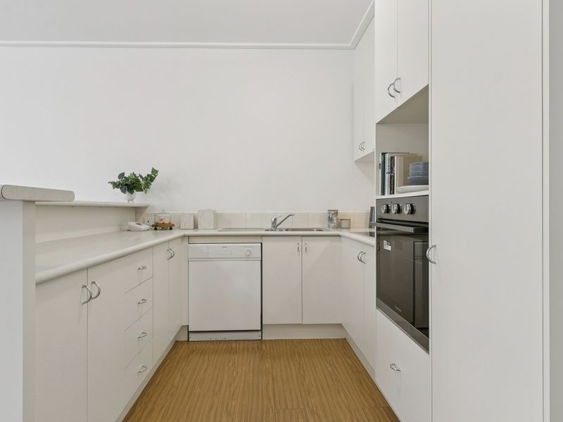 Refreshed Villa, Private garden and Open-plan Living