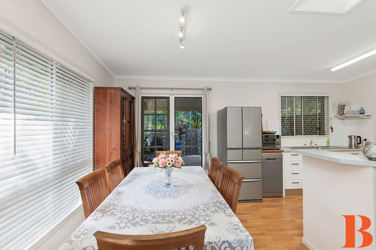 Best at Broadlands - Ultra Private Tranquil Garden - Superbly Spacious Residence - 3 Bedrooms Plus !