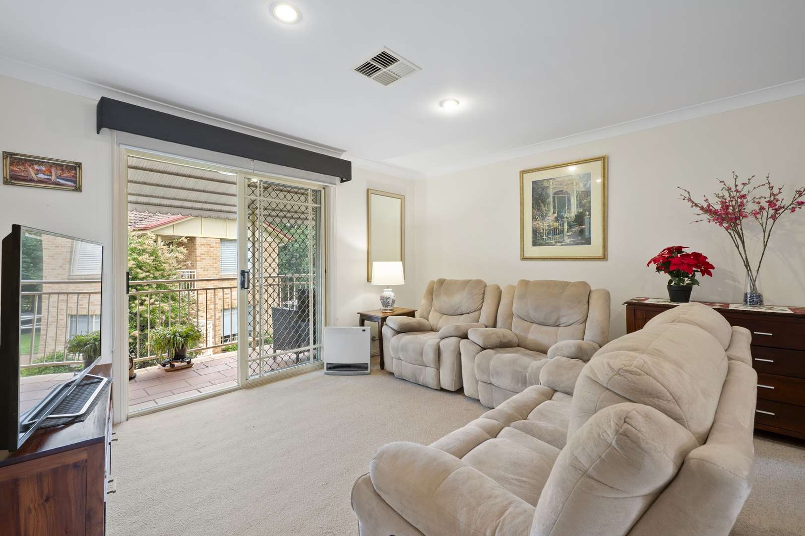 Light-Filled Upstairs Living with a Lovely Garden Outlook