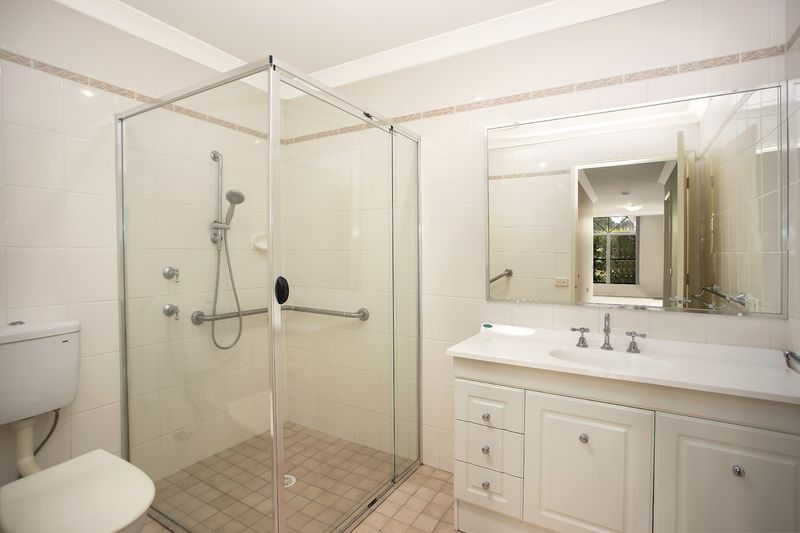 Charming Villa with Private Garden, Solar Power, and Spacious Interiors