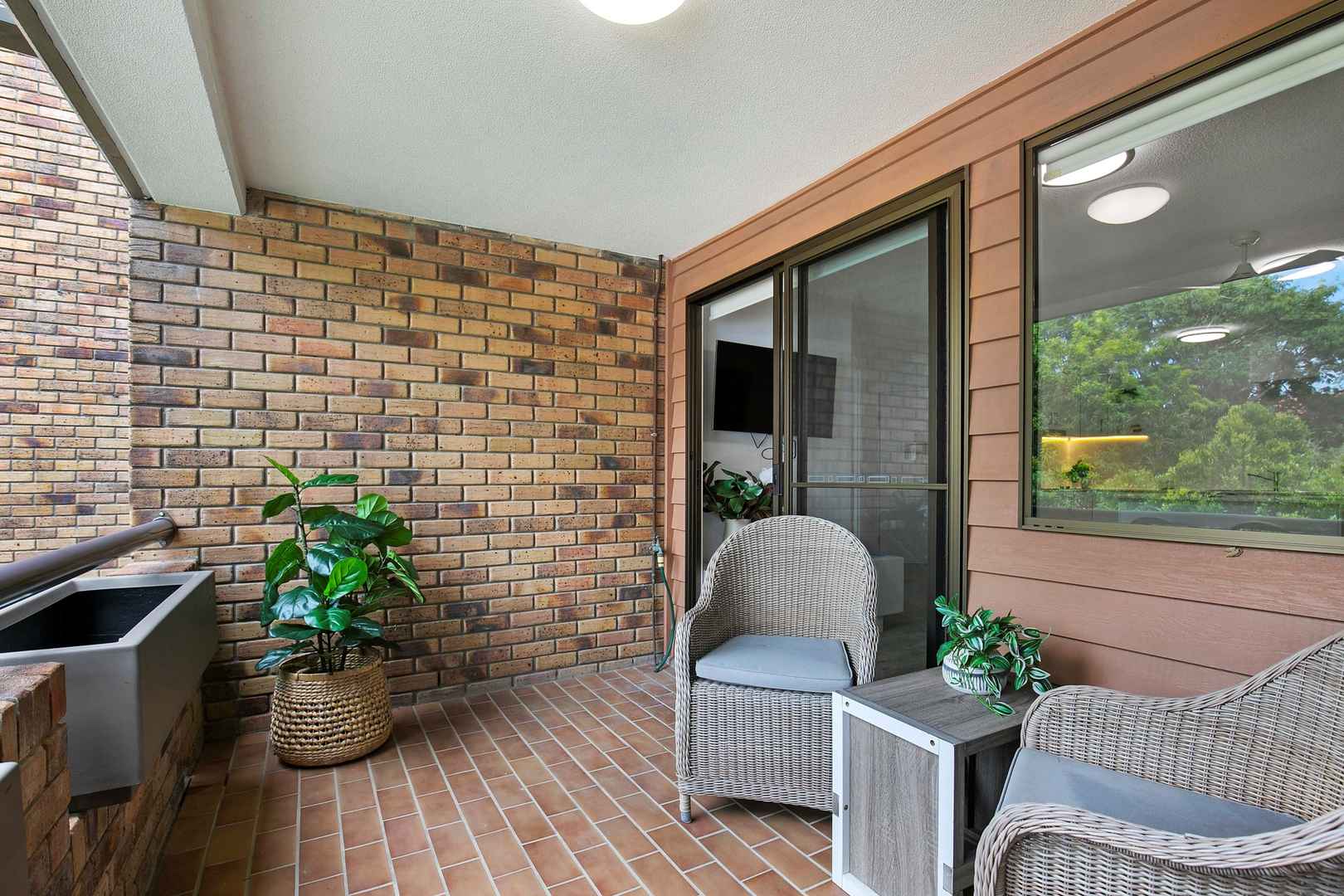 Large, modern one-bedroom apartment - available now
