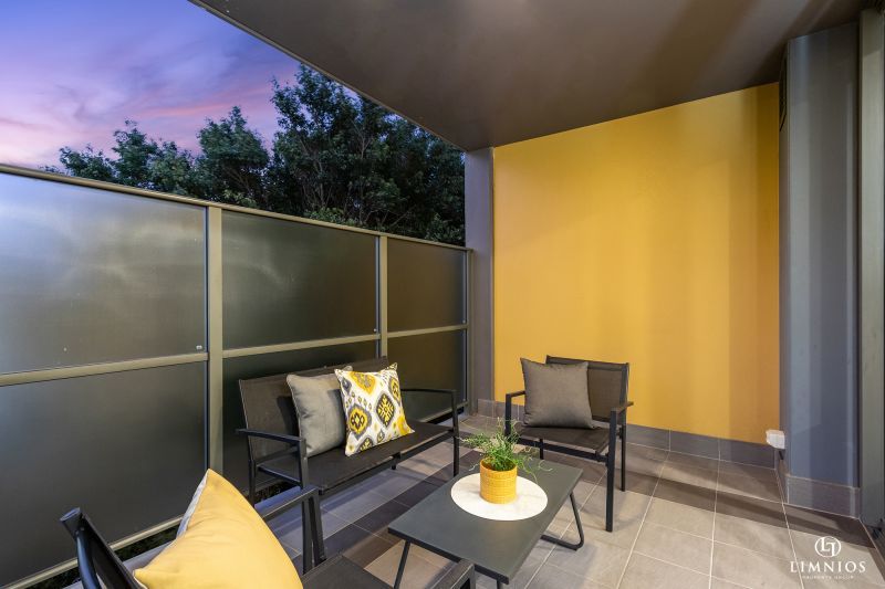 Resort Lifestyle On The City Fringe!