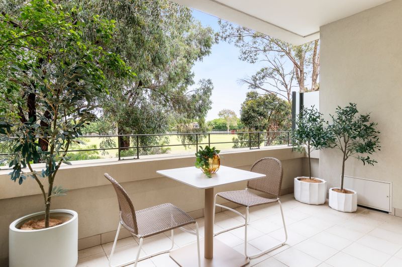 Spacious two-bedroom apartment facing the park