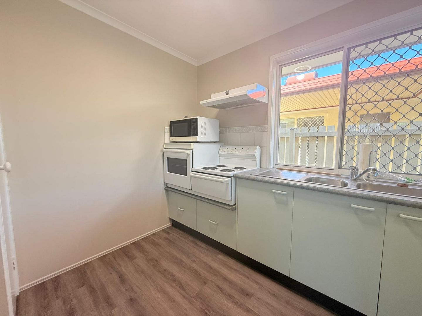 Freshly Painted & New Floor - Ready to Move in - OVER 50'S LIFESTYLE LIVING - GATED COMPLEX 