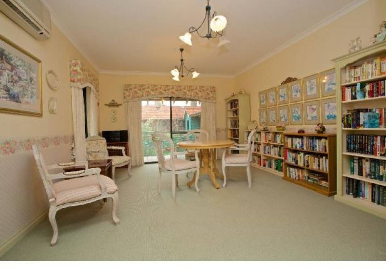 Moline House is within easy reach of the popular Karrinyup Shopping Centre, neighbouring parklands and local transport.
