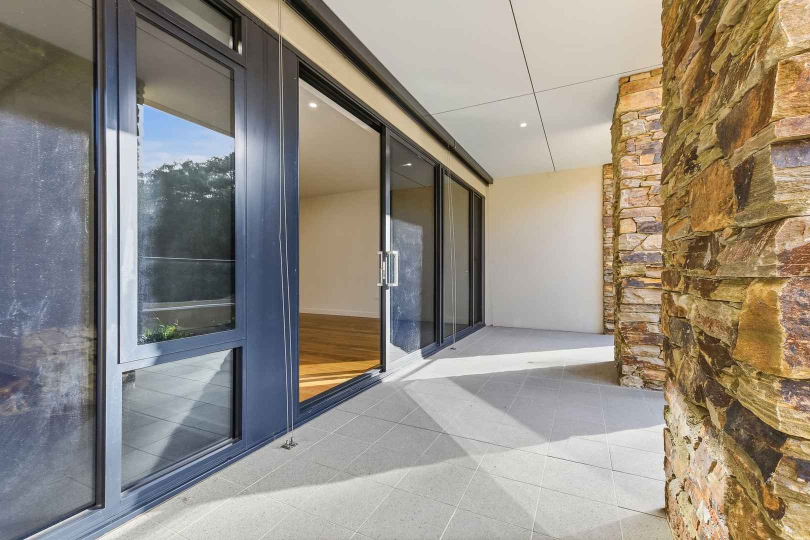 Spacious one-bedroom apartment with stunning garden views overlooking the Yarra River Parklands