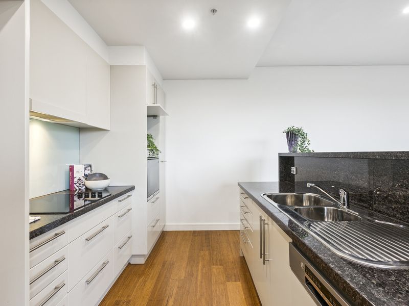Elegant Apartment with City Views at Menzies Malvern