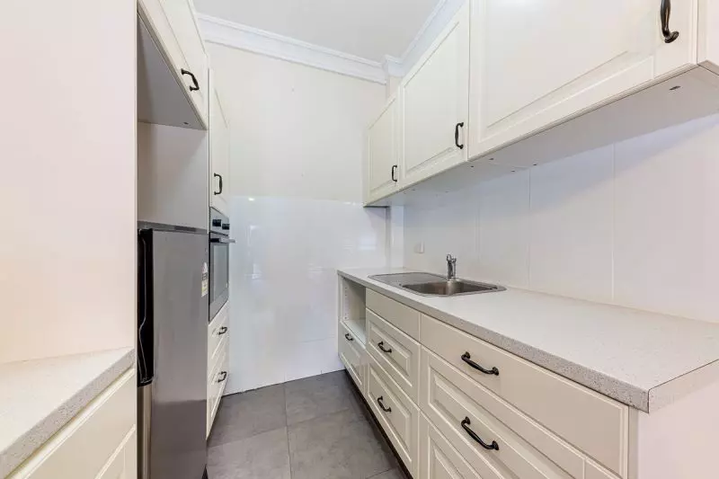 PRIME LOCATION Larger one bedder with added extras