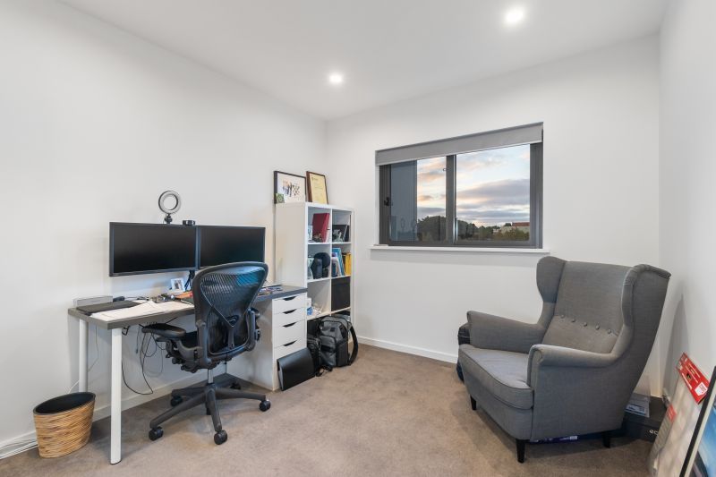 Top Floor Apartment With Views!