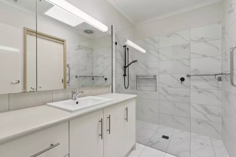 Free-standing two-bedroom villa with a study in a quiet court