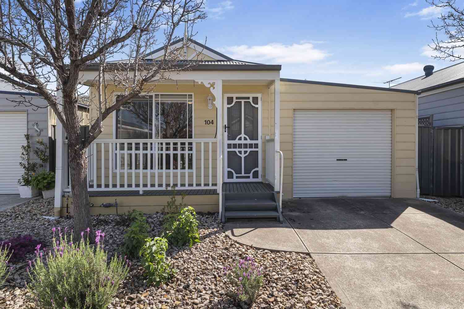 Lifestyle Communities Seasons - A welcoming home with indoor-outdoor appeal