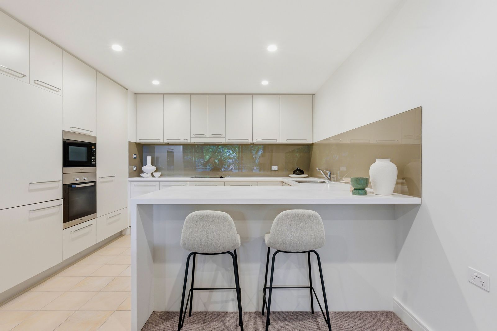 Elegant Apartment, Lush Surrounds