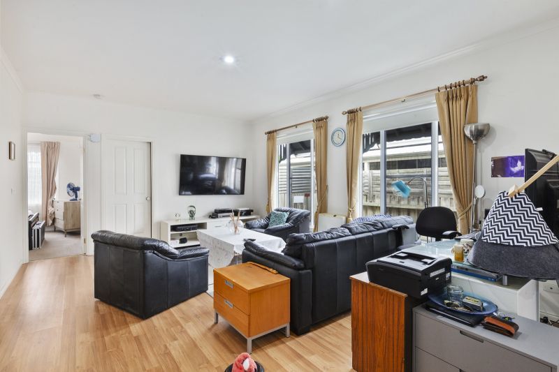 Charming Cottage with Sunlit Spaces