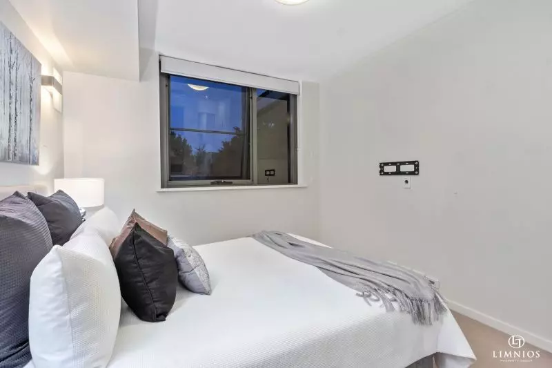 Resort Lifestyle On The City Fringe!