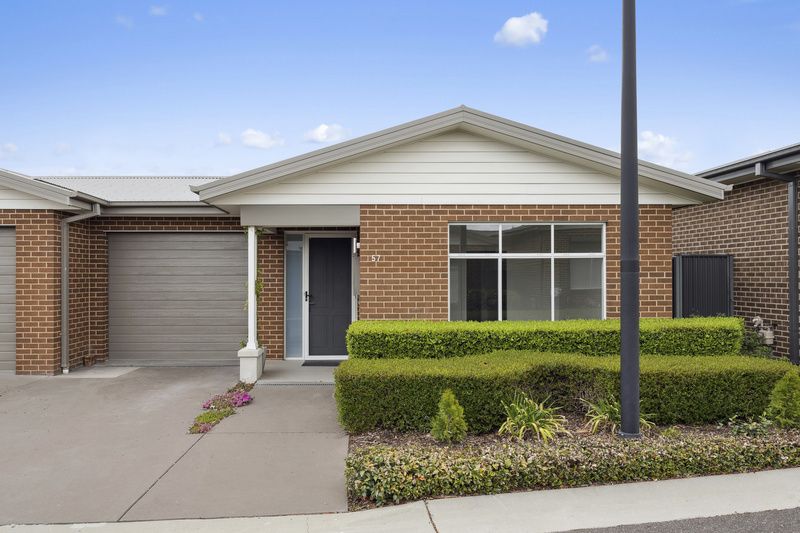 Freshly Updated Villa Close to Clubhouse and Pool