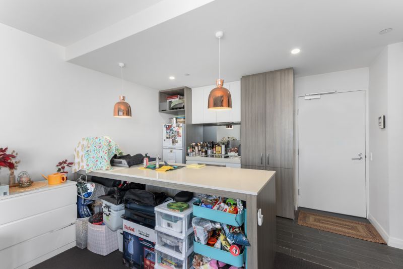 Contemporary and Stylish Living, Central Location!