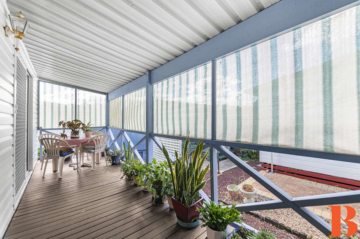 4 Bedrooms - or Guests, Hobbies and Grand Kids - 2 Car Parks - Minutes walk to Shopping