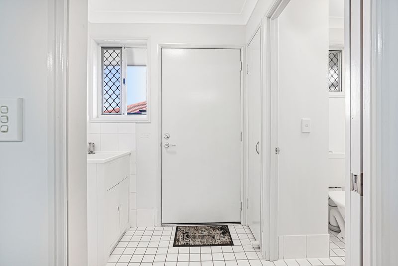 Sunlit Corner Unit with Extra Living Space in Quiet Cul-de-sac