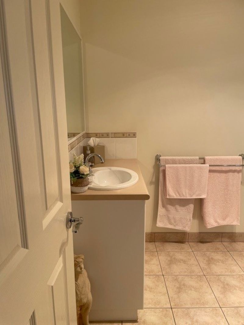 Quiet Court Location, just move in!