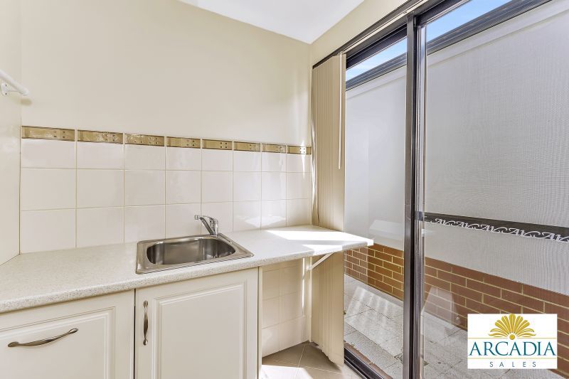 ARCADIA WATERS MADDINGTON - Solid Timber Floors & Feature Kitchen