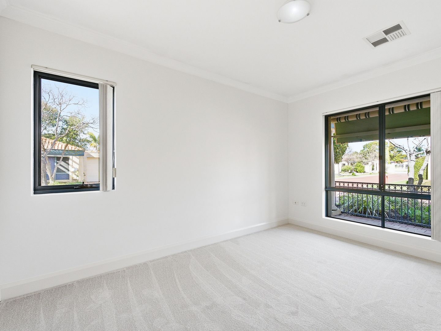 Light filled corner villa with north-facing courtyard