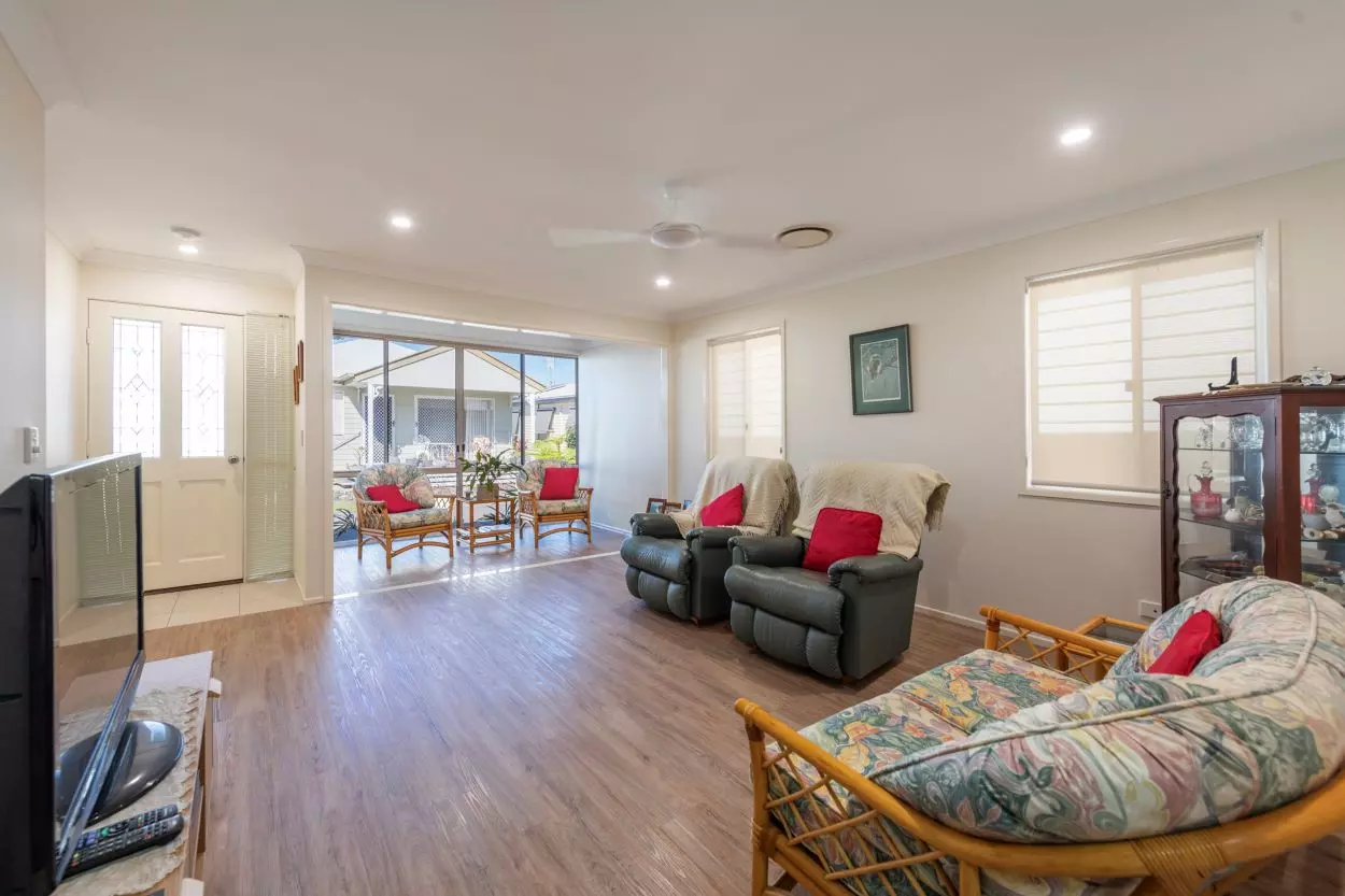 Home with Everything including a Double Garage - Palm Lake Yamba