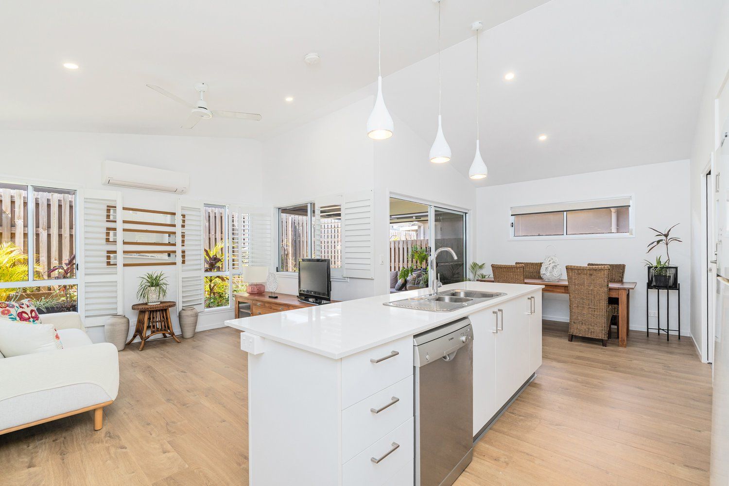 Simplicity and Style – Bright Modern Haven