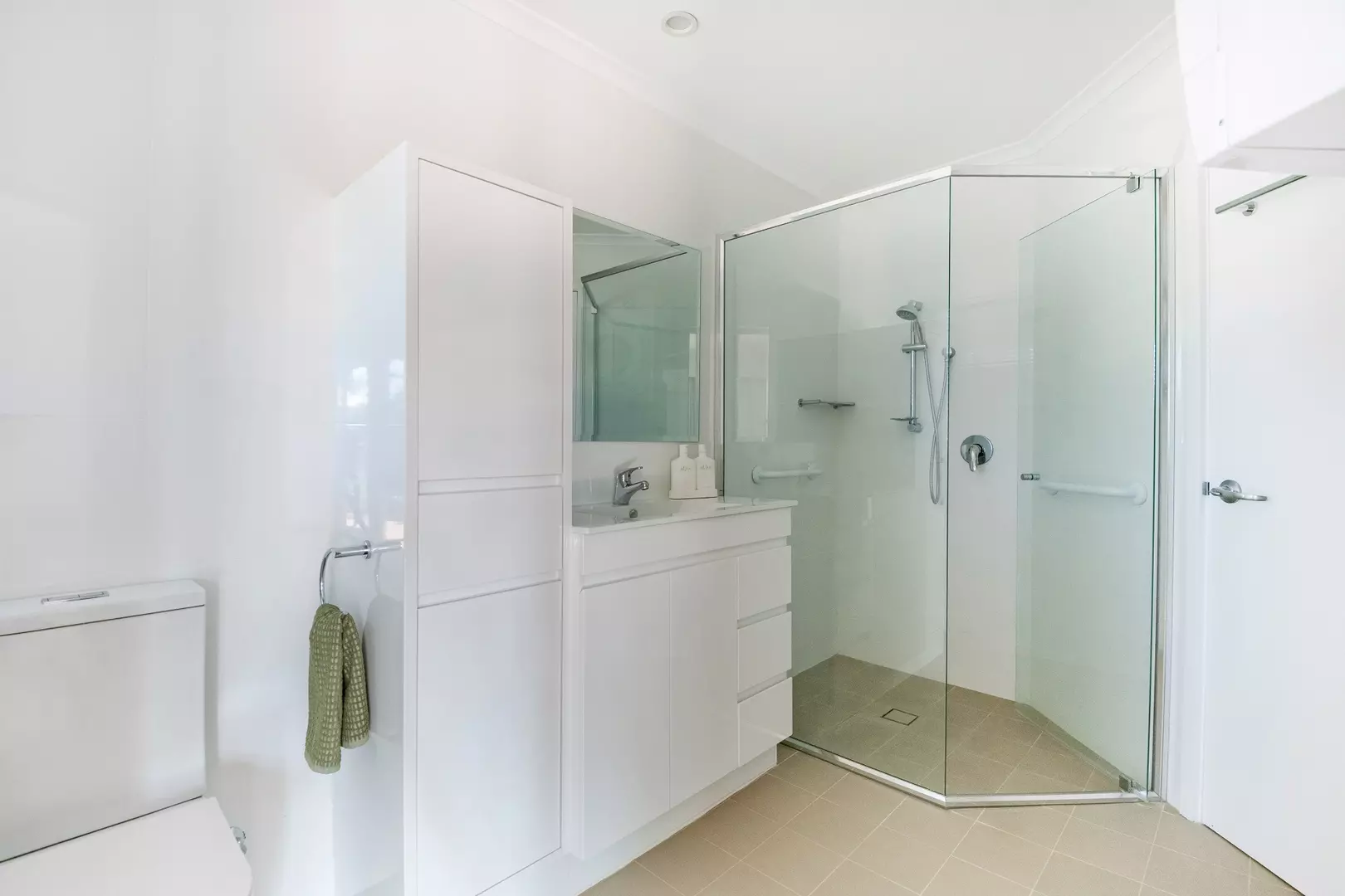 Refurbished One Bedroom Unit with Balcony