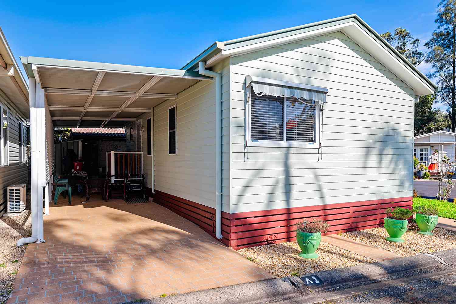 SOLD - ULTRA CONVENIENCE - 2 PARKING SPACES - Excellent Outdoor spaces