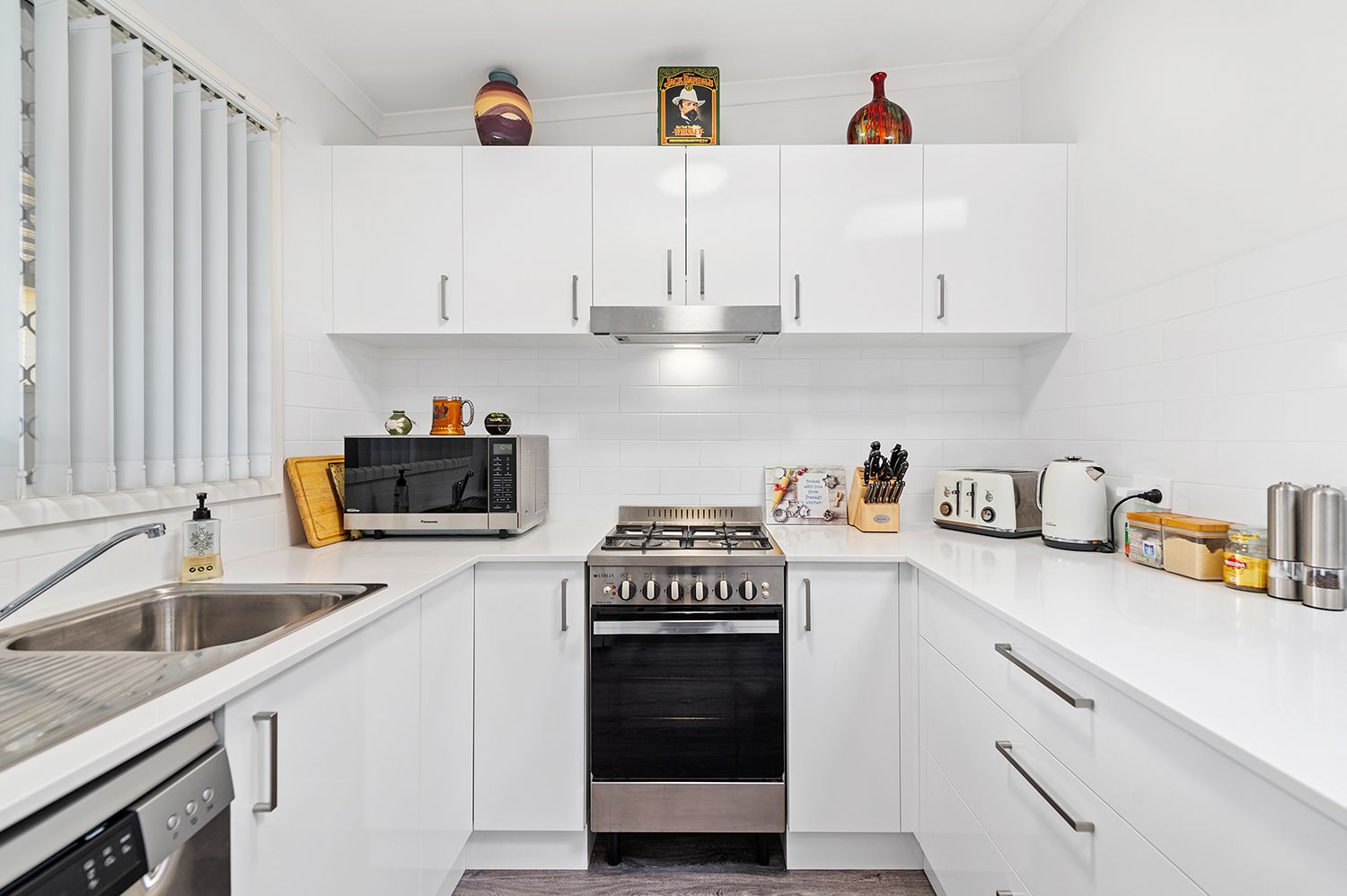 Vogue Presentation - Ultra Prestige Inclusions - Gorgeous Courtyard