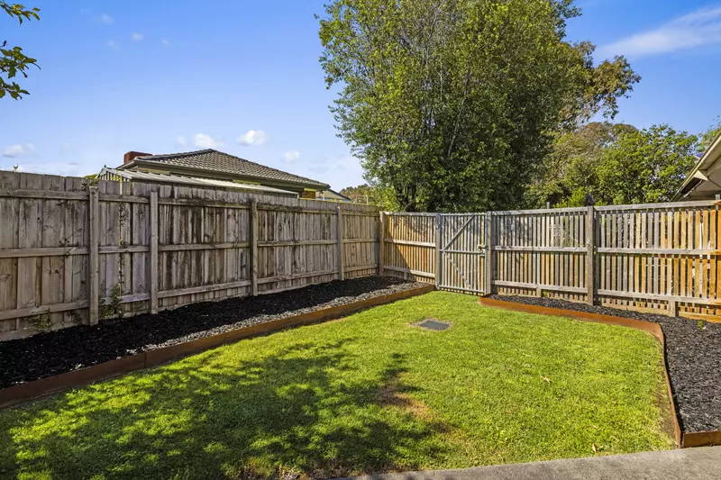 Tranquil garden retreat with A-grade village location