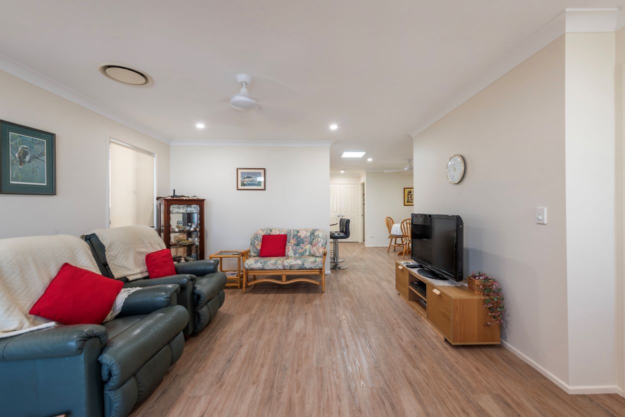 Home with Everything including a Double Garage - Palm Lake Yamba